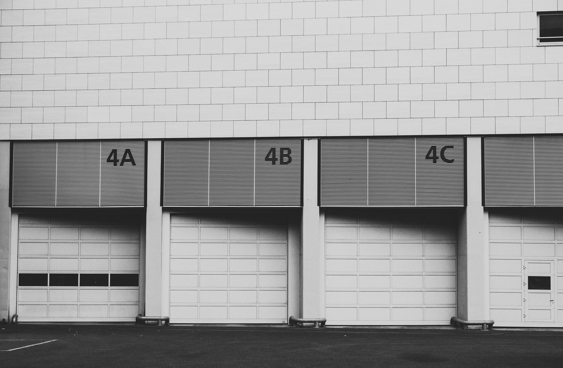 Lager für Handel Lagerhalle mit Anfahrtstoren schwarz weiß